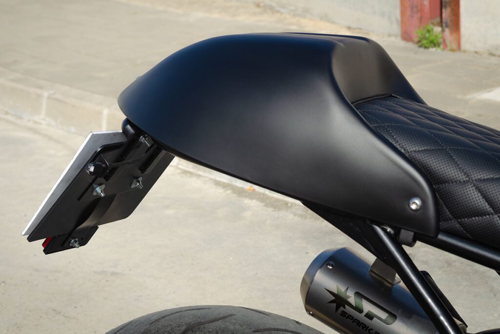 Detalle de colín y portamatrícula