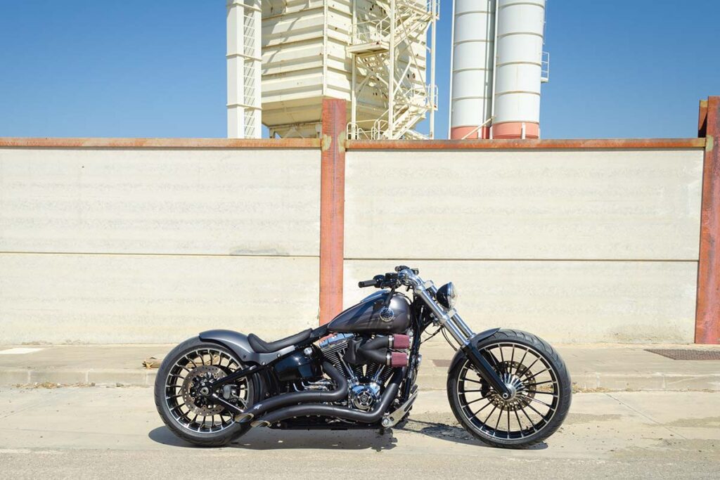 Harley Davidson Breakout de Lord Drake Kustoms