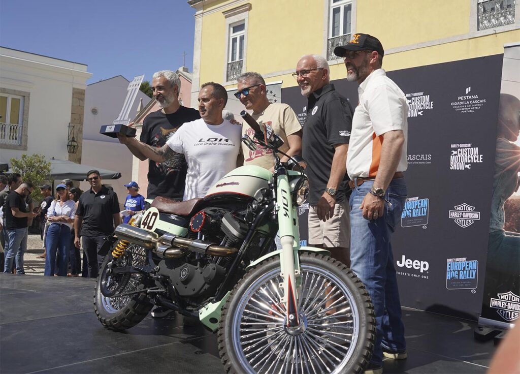 Fran Manen recibe el premio con la Bultracker 3840