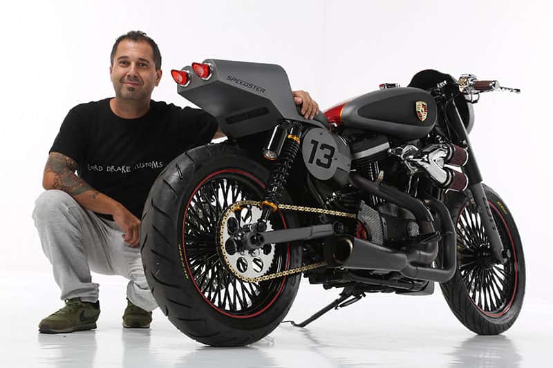 Francisco Ali pose avec la moto vice championne du monde en 2018, sa Speedster