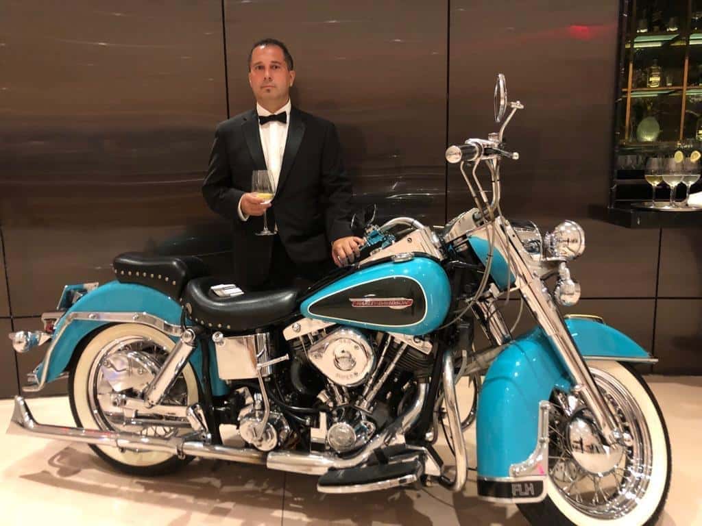 Francisco Alí con la Harley Davidson Electra Glide Shovelhead