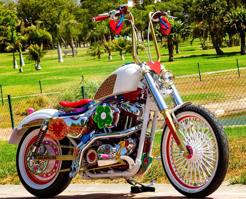 La primera moto Agatha Ruiz de la Prada por Lord Drake Kustoms