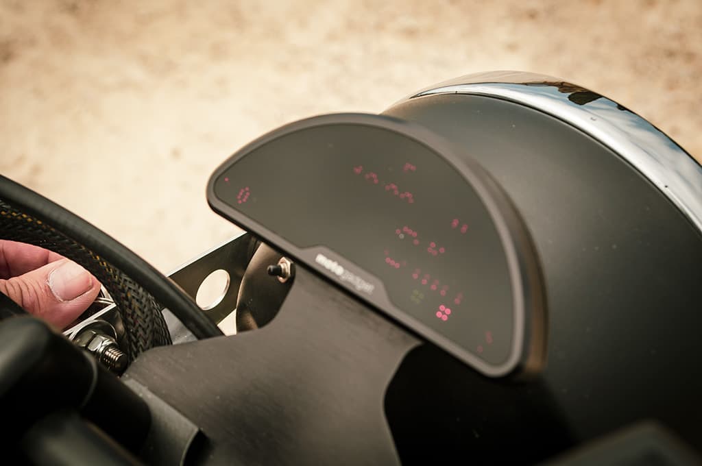 Monogadget Pro digital odometer in the BMW R100 Scrambler "Green"