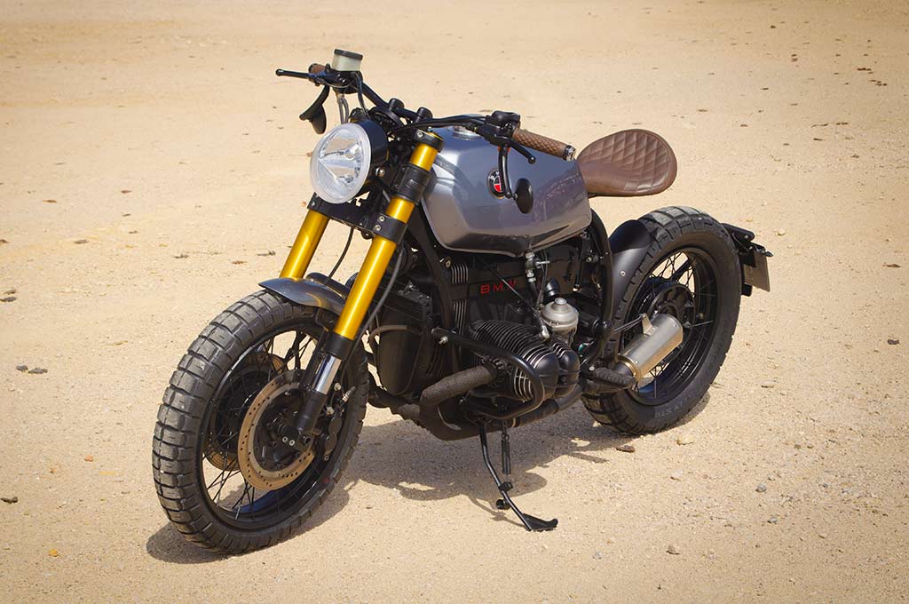 BMW R100R Scrambler in a font right-to-left perspective