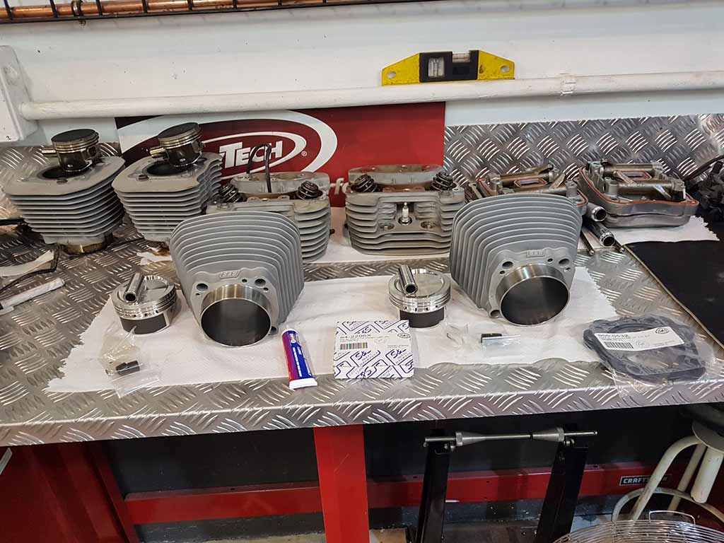 Piezas de motor de motos en el taller de Lord Drake Kustoms