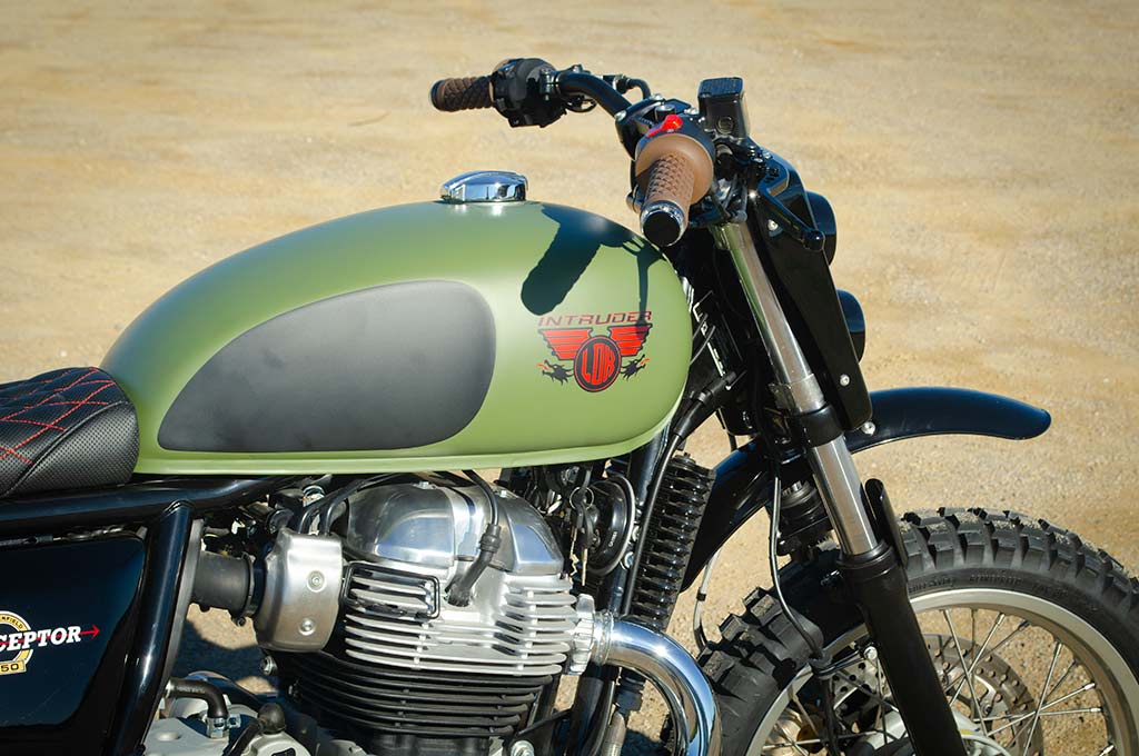 Detail of the fuel tank and handlebar of the Royal Enfield Scrambler "Intruder"