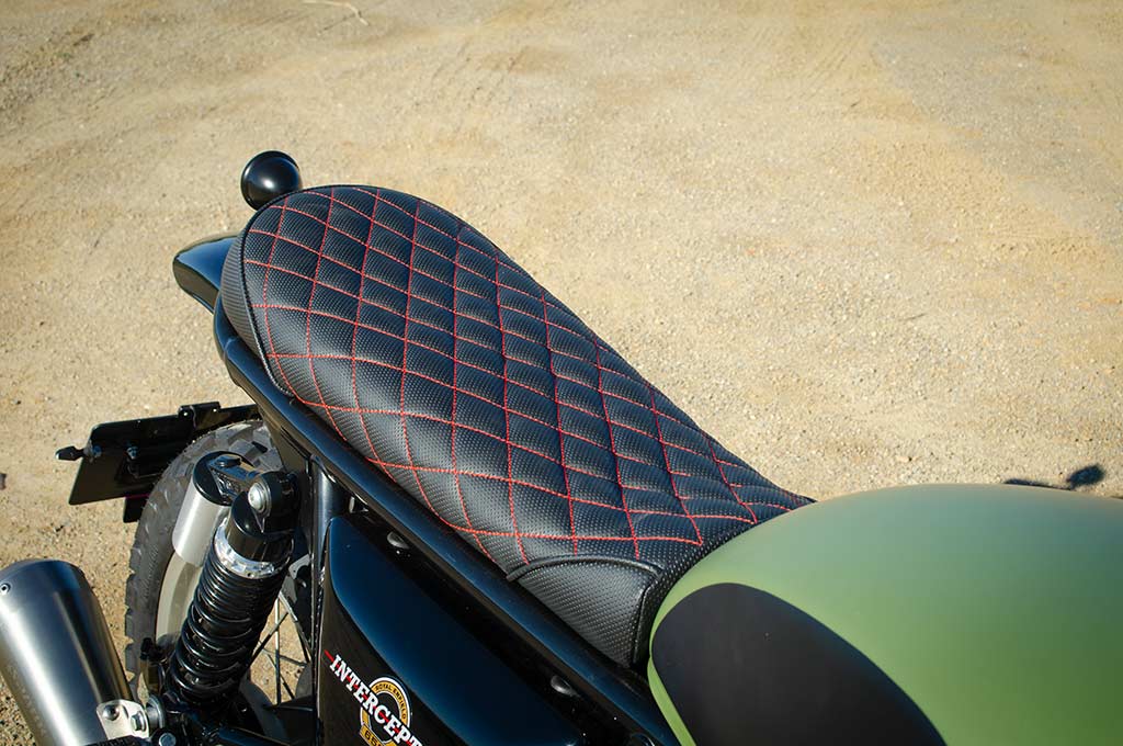 Top view of the seat of the Royal Enfield Scrambler "Intruder"