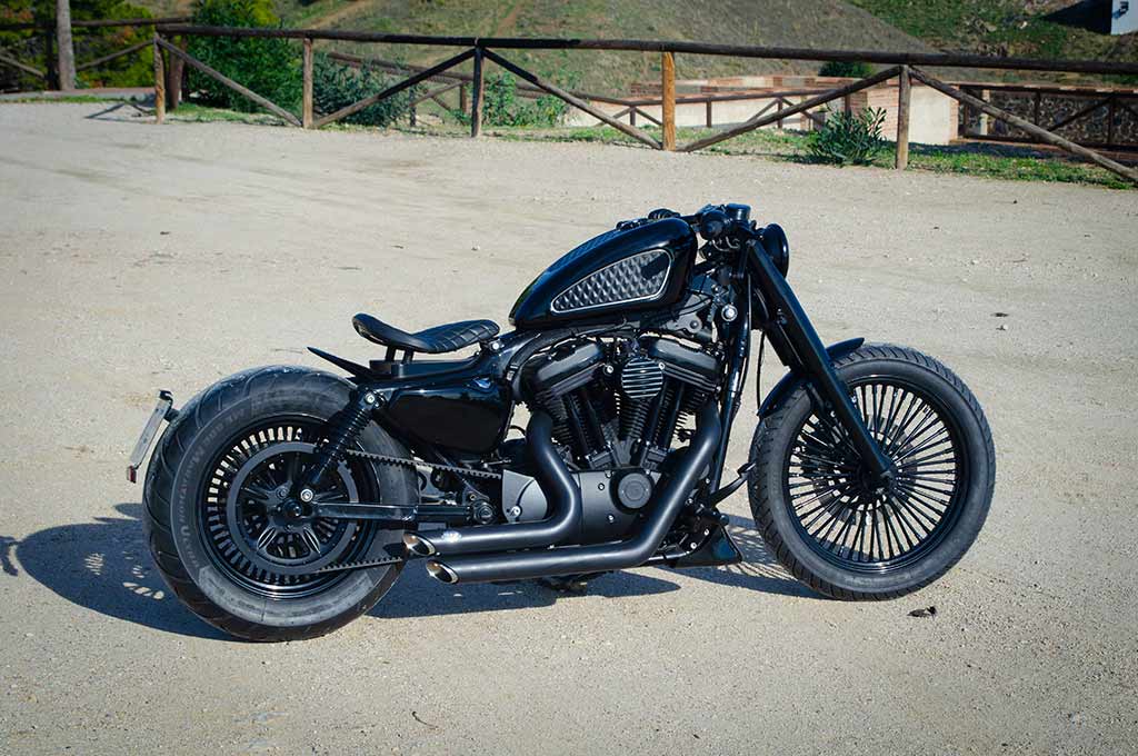 Sportster Bobber Black in an overview from left to right