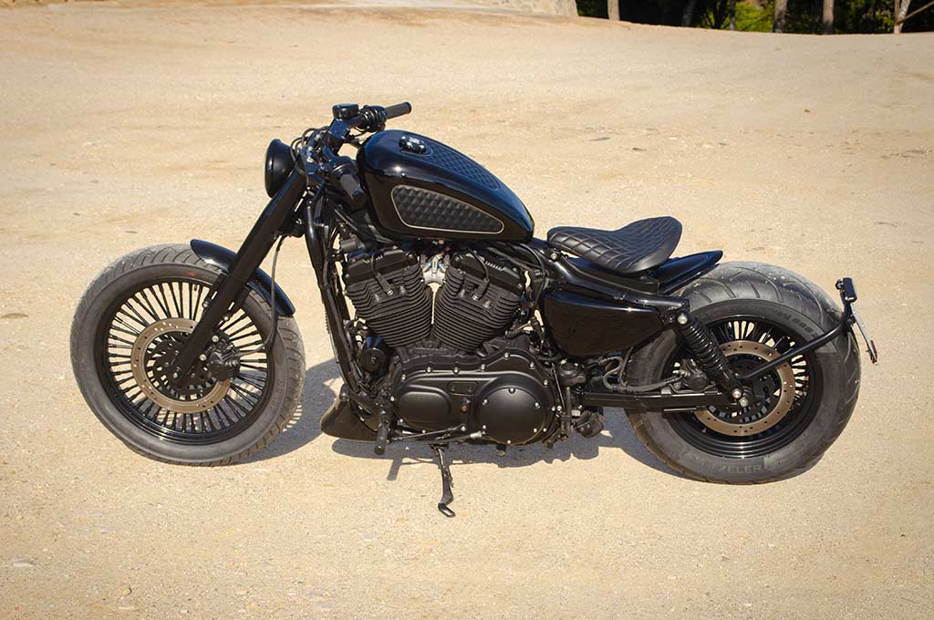 Sportster Bobber Black in a right to left view