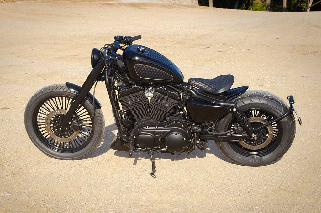 Sportster Bobber Black en una vista de derecha a izquierda