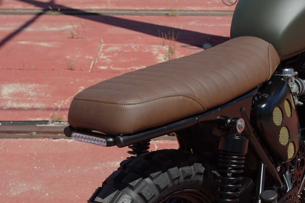 Detail of the seat of the Triumph Bonneville T100 "Army" customized by Lord Drake Kustoms.