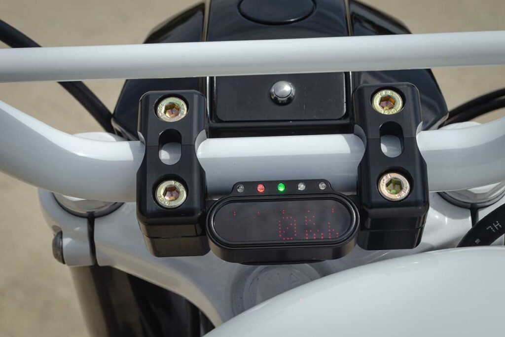 Detalle cuentakilómetros motogadget digital