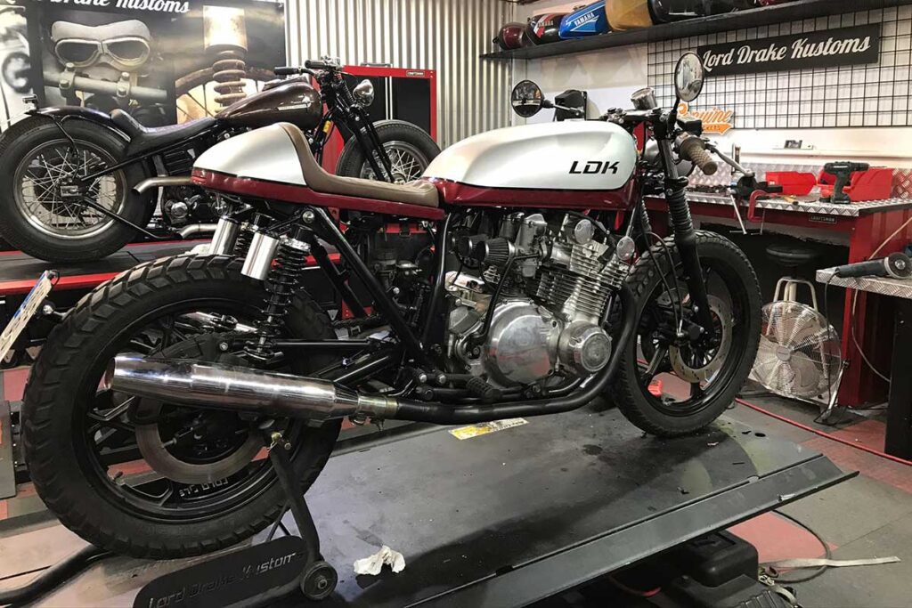 Suzuki en plena transformación en cafe racer