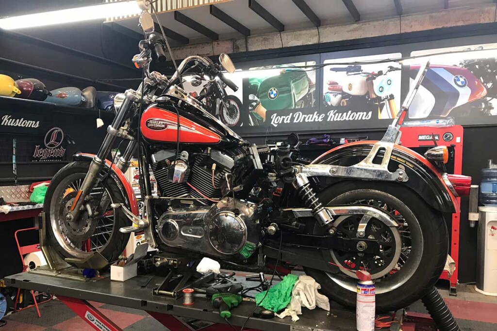 Harley en plena reparación
