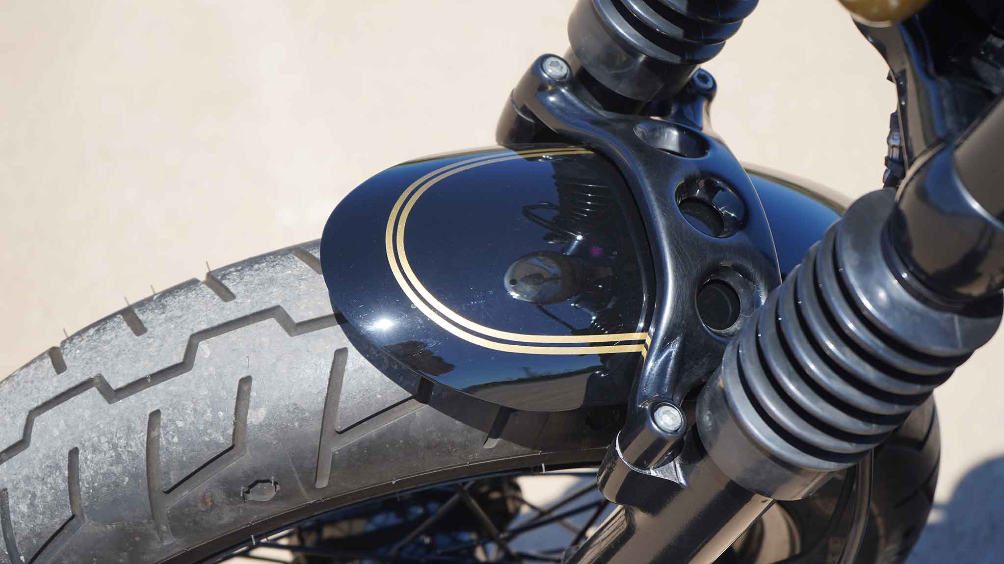 sportster-bobber-goldblack-guardabarros Fender detail