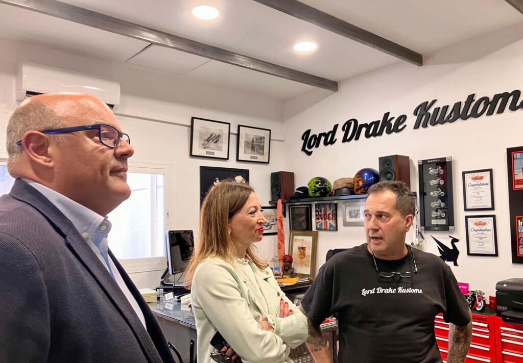 The delegate of the Andalusian government and the mayor of Velez-Malaga visit the Lord Drake Kustoms facilities.
