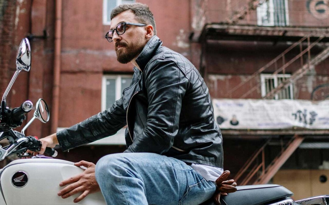 Hombre sobre su moto pensativo