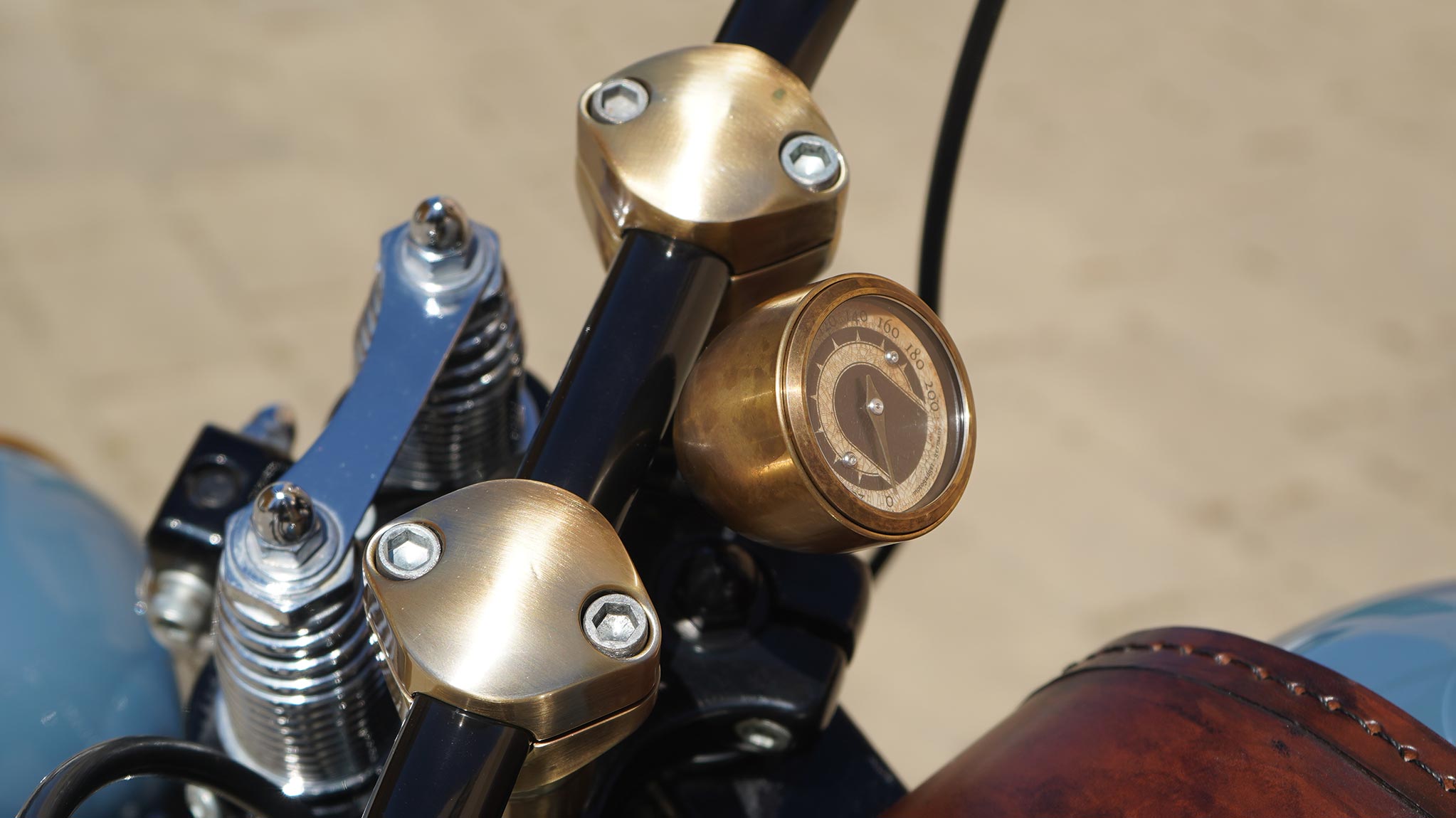 HD Cross Bones Águila Odometer detail